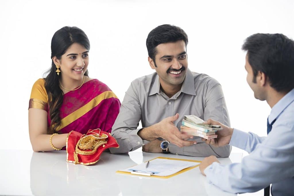 బంగారంపై గోల్డ్ లోన్ తీసుకుంటున్న కస్టమర్